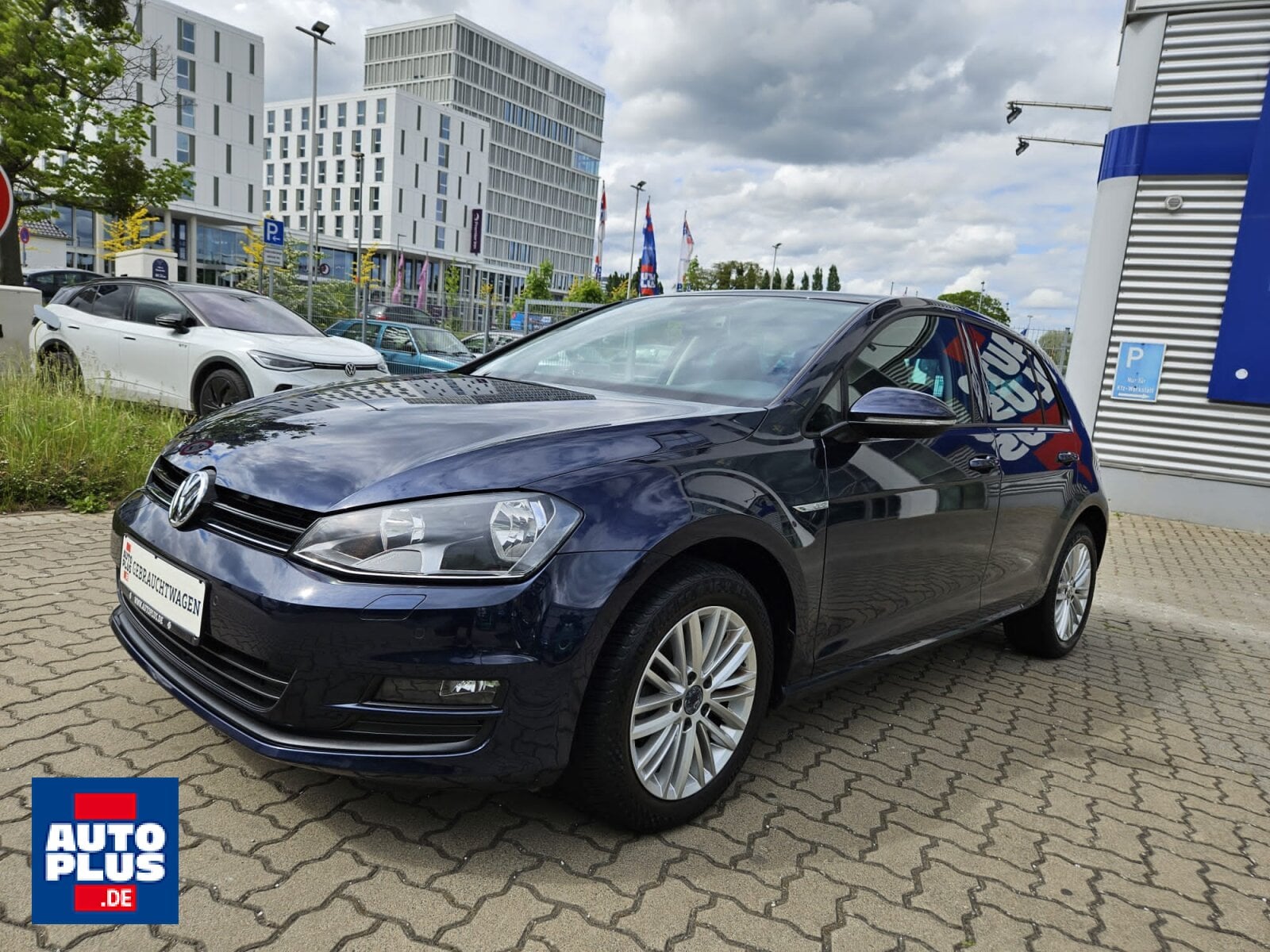 Volkswagen Golf 1.2 TSI Cup NAVI+PDC+CAM+SITZHZG+SCHIEBED.